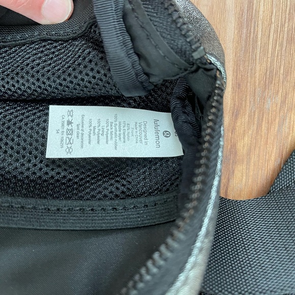 Lululemon Cross Body Belt Bag Silver/Black - Picture 6 of 8